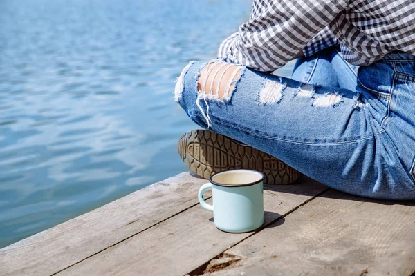 kadın metal fincan kahve ile kapatın. kırpma.