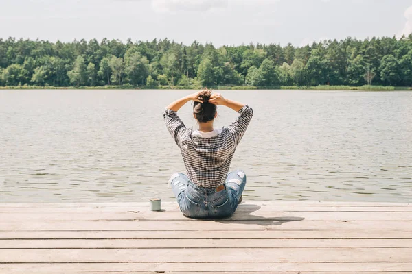 Donna Seduta Sul Molo Legno Guardando Lago Nella Giornata Sole — Foto Stock