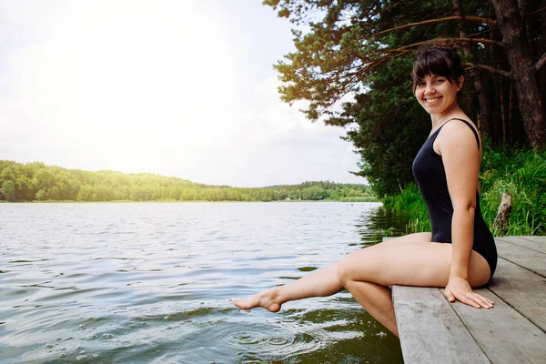 Junge Hübsche Frau Sitzt Auf Hölzernen Dockbeinen Wasser — Stockfoto