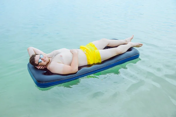 Homem Nadando Colchão Mar Conceito Horário Verão — Fotografia de Stock