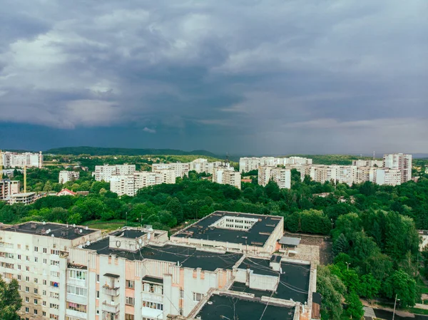 Hava bulutlu. yağmur şehir geliyor. kopya alanı