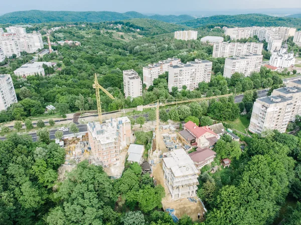 İnşaat alanında hava görünümünü. yüksek katlı bina kalkınma. Şehir Manzaralı