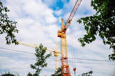 İnşaat Vinç kapatın. arka plan üzerinde bulutlar. kopya alanı