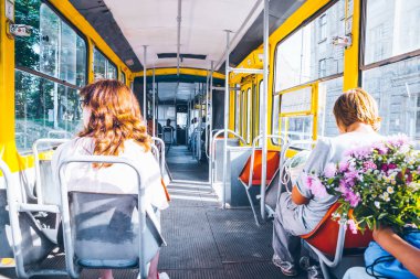 içinde tramvay. kentsel ulaşım yolcu. güneşli gün