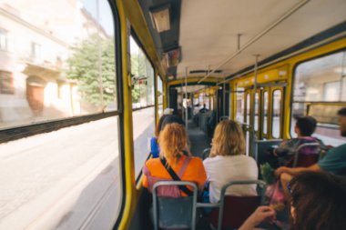 içinde tramvay. kentsel ulaşım yolcu. güneşli gün