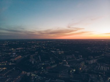 turuncu bulutlar mavi gökyüzü günbatımı üzerinde ile. kopya alanı. havadan görünümü. arka plan üzerinde şehir