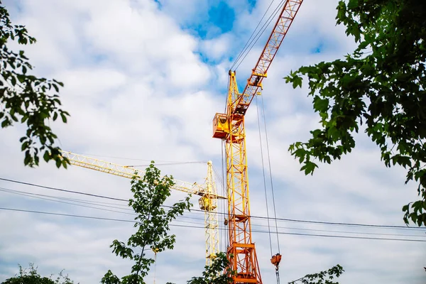 İnşaat Vinç kapatın. arka plan üzerinde bulutlar. kopya alanı