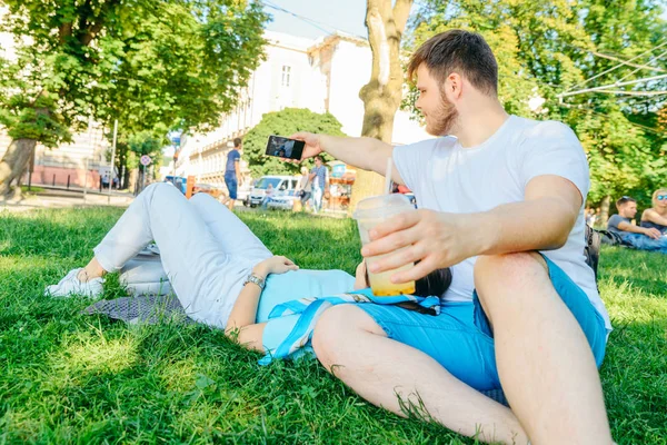 Casal Descansando Grama Parque Cidade Beber Smoothie Surf Telefone — Fotografia de Stock