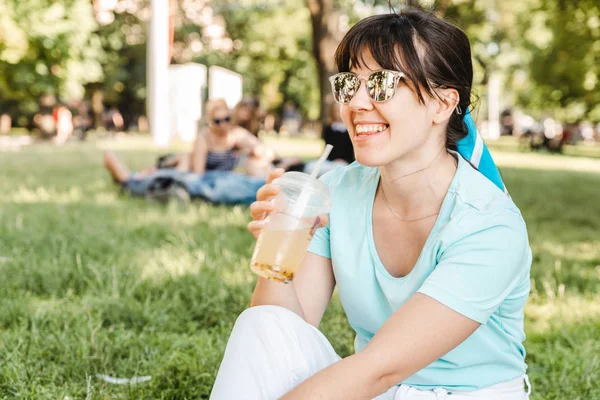 Vrouw Met Koel Drankje Stadspark Onscherpe Achtergrond Brede Engel — Stockfoto