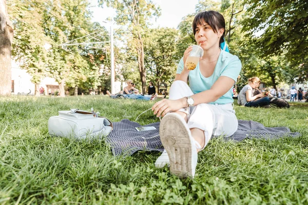 Mujer Sosteniendo Bebida Fresca Parque Ciudad Fondo Borroso Ángel Ancho —  Fotos de Stock