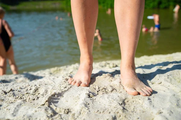 Pernas Mulher Perto Caminhando Pela Praia Areia Conceito Férias — Fotografia de Stock