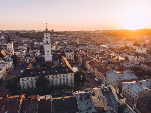 Hava kenti eski Avrupa günbatımı üzerinde. Cityscape