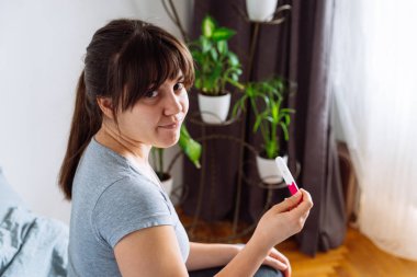 gebelik testi negatif olan üzgün kadın.