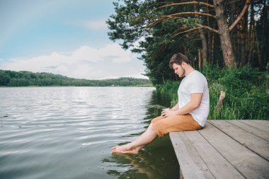 adam güzel göl manzaralı kahve içme