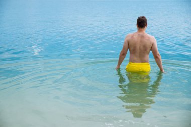 Gölde ayakta adam. arkadan görüntüleyin. kopya alanı. Yaz saati kavramı