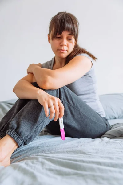 Traurige Frau Mit Negativem Schwangerschaftstest Bett — Stockfoto