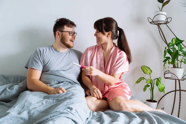 Happy Couple Bed Woman Showing Man Positive Pregnancy Test — Stock Photo, Image