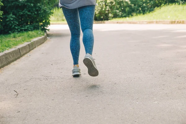 Giovane Donna Adulta Gestita Dal Parco Cittadino Con Musica Vista — Foto Stock