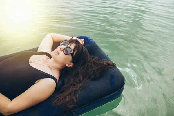 Frau Auf Matratze Schwimmt Azurblauen Wasser Sommerzeit Konzept — Stockfoto