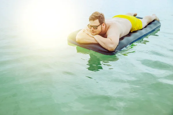 Homem Nadando Colchão Mar Conceito Horário Verão — Fotografia de Stock