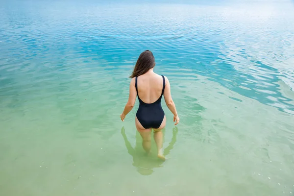 Vrouw Blauwe Water Zwarte Zwemmen Pak Lopen Zomertijd — Stockfoto