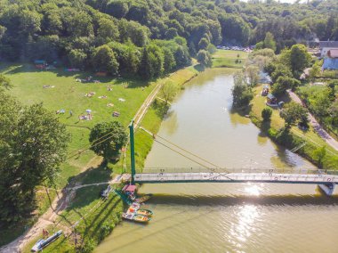 Orman kum plaj ile gölde havadan görünümü