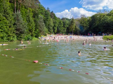 Lviv, Ukrayna - 9 Haziran, 2018: İnsanlar gölde yüzme. Yaz saati