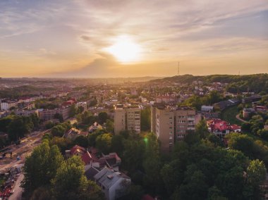 Şehir içinde güzel turuncu günbatımı