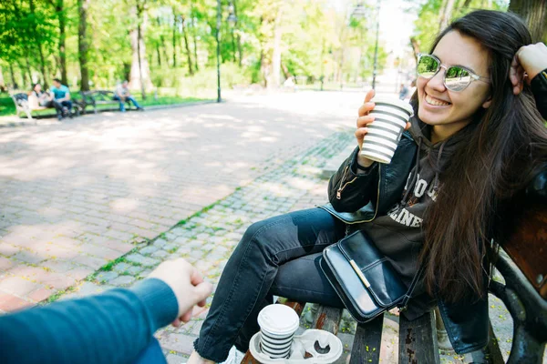 Casal sentado no banco a beber café. conceito estilo de vida — Fotografia de Stock
