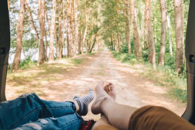 SUV bagaja oturan bir çift. Doğa manzarayı. Araba Hiking