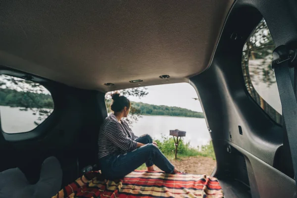 Kobieta Siedzi Bagażniku Suv Concept Car Podróży Czas Letni — Zdjęcie stockowe