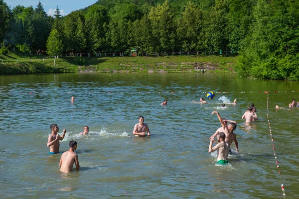 Lviv Ukraine Juni 2018 Menschen Schwimmen See Einem Sonnigen Sommertag — Stockfoto