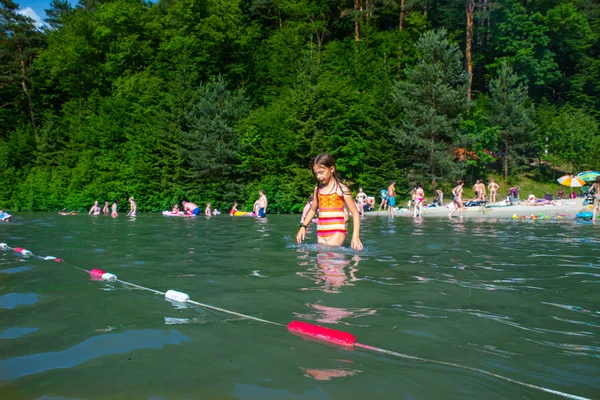 Lviv Ucrania Junio 2018 Personas Nadando Lago Día Soleado Verano — Foto de Stock