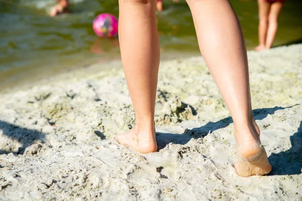 Pernas Mulher Perto Caminhando Pela Praia Areia Conceito Férias — Fotografia de Stock