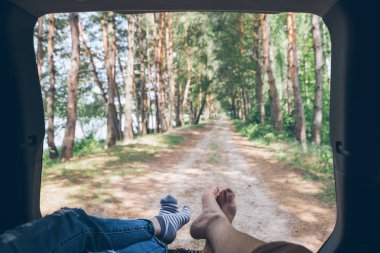 SUV bagaja oturan bir çift. Doğa manzarayı. Araba Hiking