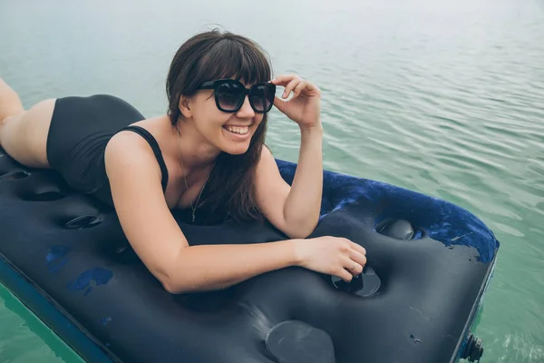 Vrouw Matras Zwemmen Het Azuurblauwe Water Zomertijd Concept — Stockfoto