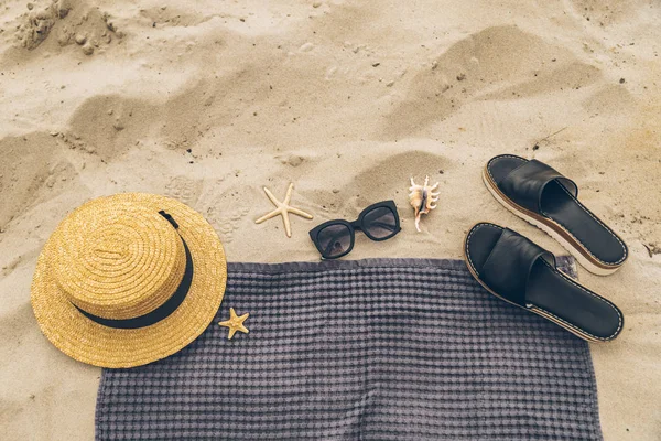 Concetto Estivo Roba Spiaggia Sulla Sabbia Copia Spazio — Foto Stock