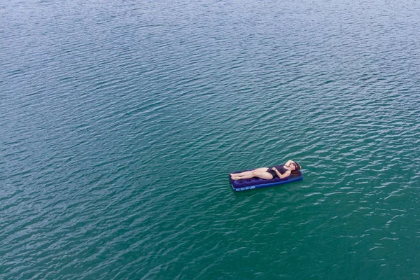 Femme Sur Matelas Dans Eau Azur Vue Aérienne Espace Copie — Photo