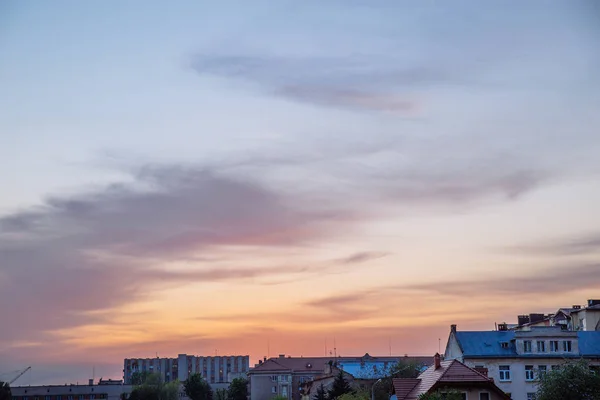 青空夕日とオレンジ色の雲 領域をコピーします 背景の都市 — ストック写真