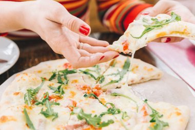 kadın almak parça pizza kapatın. yumuşak odak