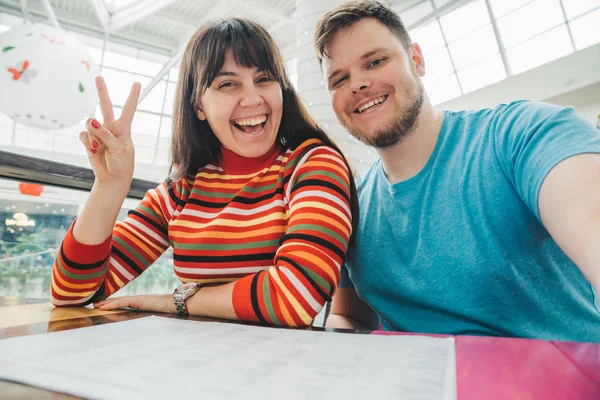 Paar Sitzt Einkaufszentrum Café Lesemenü — Stockfoto