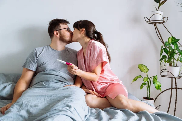 Casal Feliz Cama Mulher Mostrando Homem Teste Gravidez Positivo — Fotografia de Stock