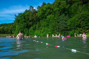 Lviv, Ukrayna - 9 Haziran, 2018: insanlar güneşli yaz gün gölde Yüzme.