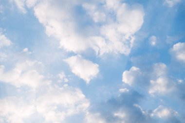 Beyaz bulutların üstünde mavi gökyüzü. arka plan doku. grafik kaynakları