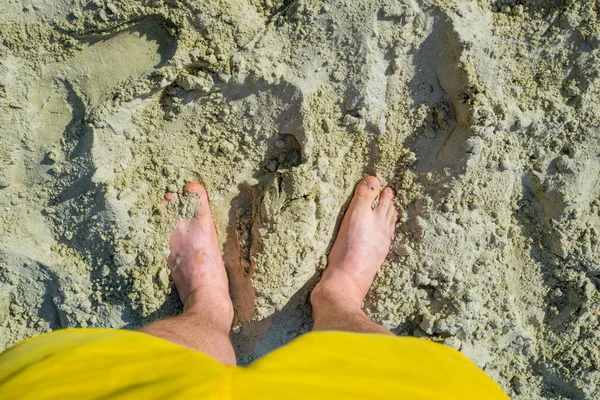 Benen Van Man Het Zand Bovenaanzicht Zomertijd Kopie Ruimte — Stockfoto