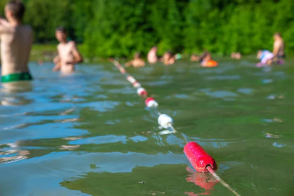 Schwimmgrenzen Schließen Sich Sicherheit Auf Dem Wasser Menschen Hintergrund Verschwommen — Stockfoto