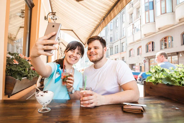 Coppia Seduta Caffè Giorno Estate Prendendo Selfie Bevande Fresche — Foto Stock