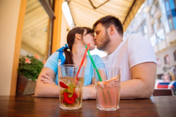 坐在咖啡馆喝冷饮的情侣 夏季咖啡厅日期 — 图库照片