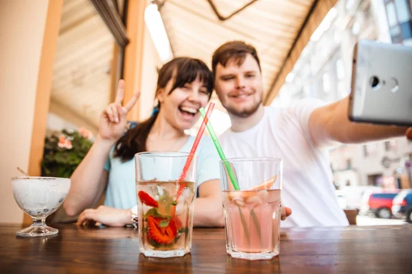 Couple Sitting Summer Cafe Drinking Cool Drinks Talking — Stock Photo, Image