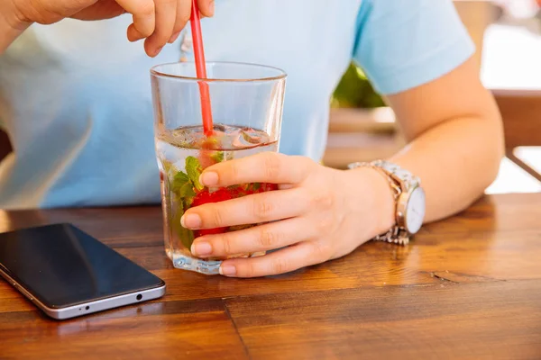 Mujer Cafetería Bebiendo Bebidas Frescas Cerca — Foto de Stock